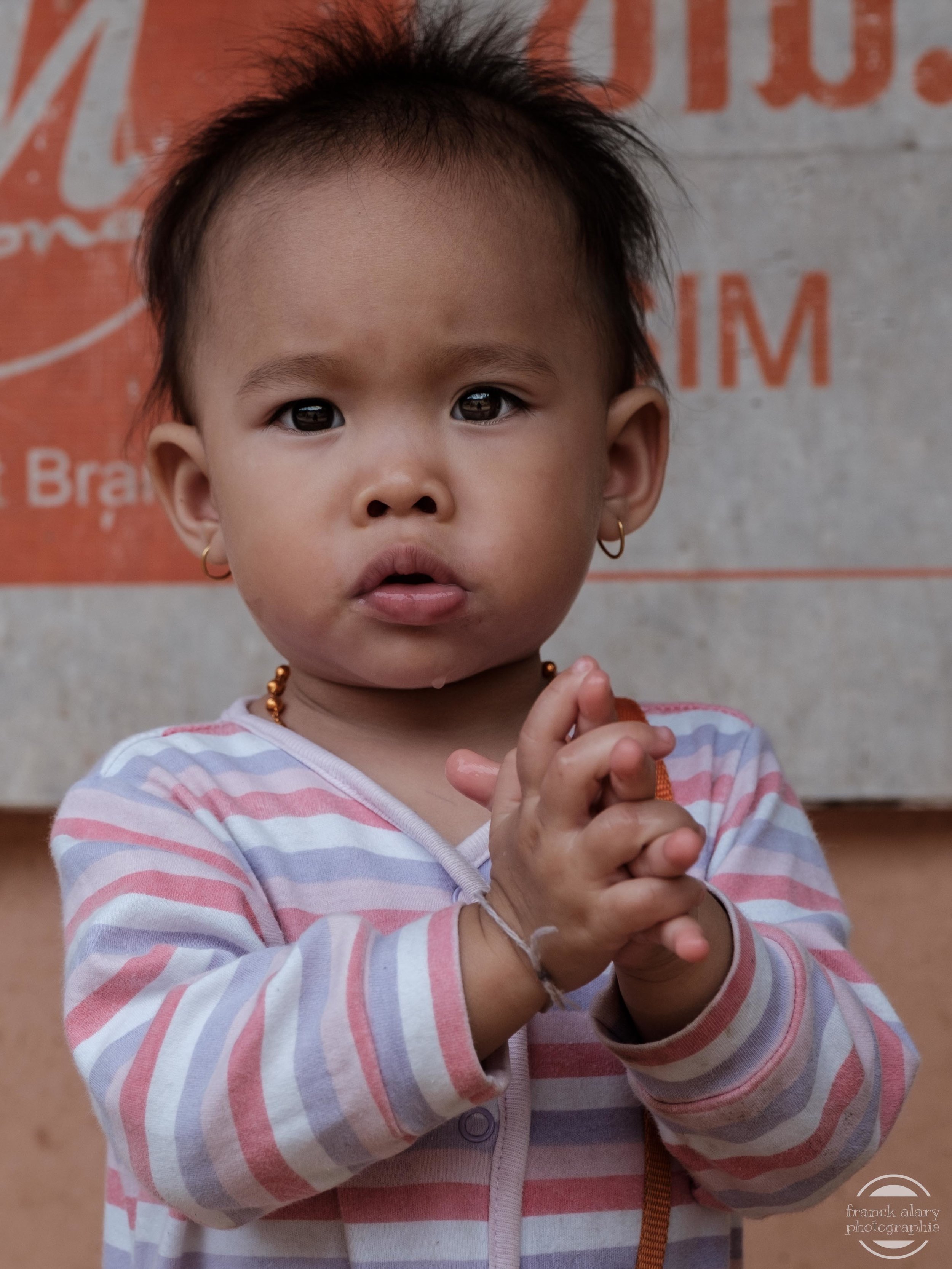   Sabaïdee !!&nbsp;   Le salut laotien consiste à saluer de la tête tout en joignant les mains comme pour prier. Il s'accompagne du mot "Sabaïdee" qui signifie "Bonjour" et "Bonsoir" en lao, la langue officielle du Laos. &nbsp;D'un point de vue lingu