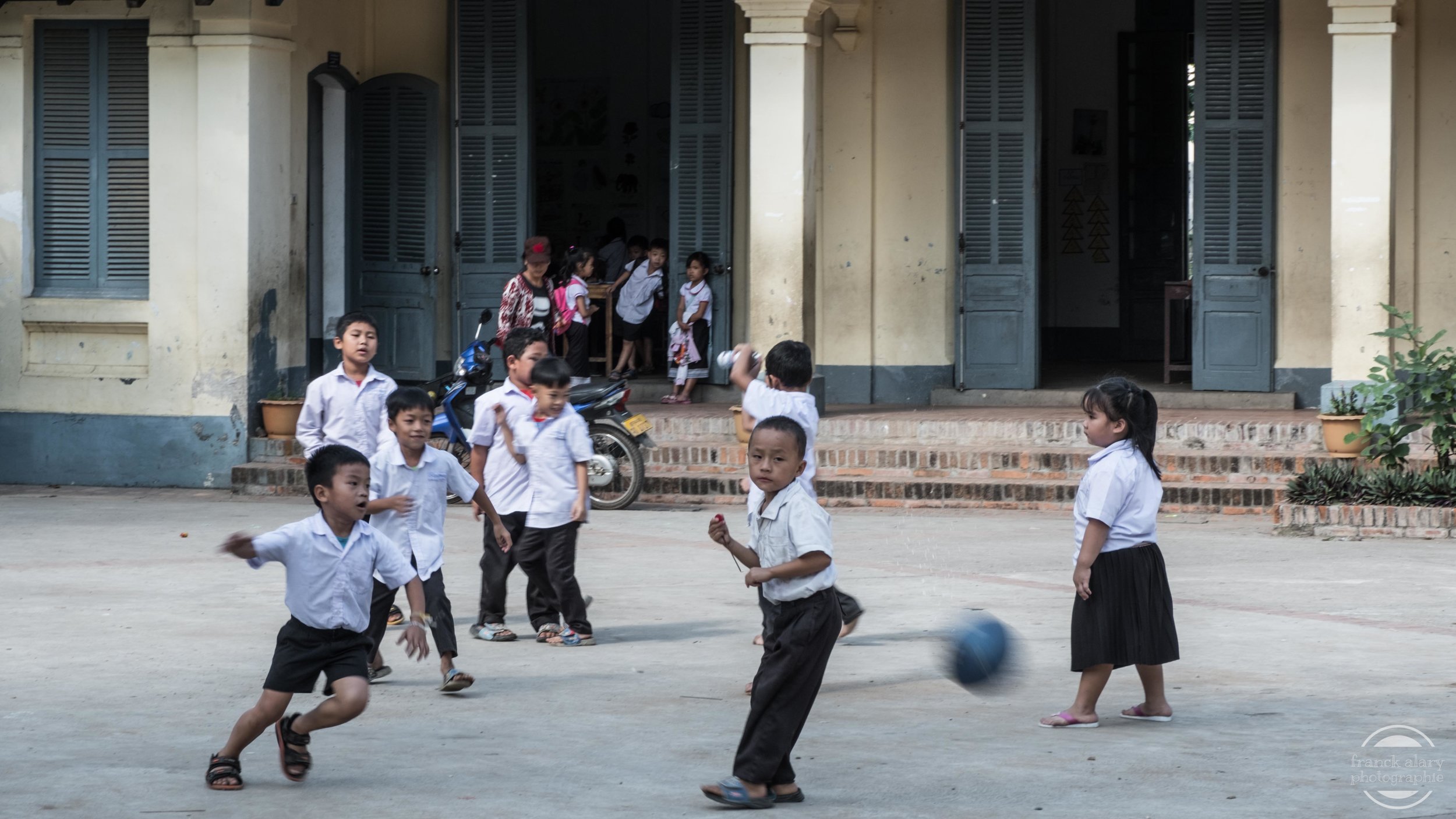   Cour d' école à Luang Prabang   Le Laos est un pays pauvre et le budget consacré à l'éducation laisse à désirer même si des améliorations ont été notées au cours de ces dernières années. La fréquentation scolaire reste encore inégale, les provinces