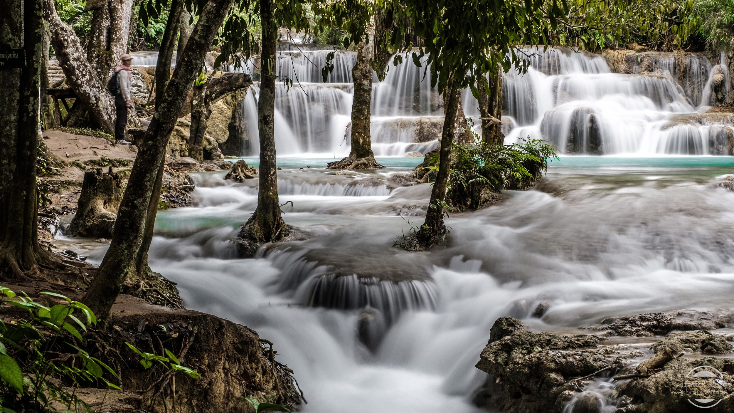   Cascades de Kuang Si   Situées à une trentaine de kilomètres de Luang Prabang, les cascades de Kuang Si forment des bassins et piscines naturelles au sein d'une végétation tropicale luxuriante. L'endroit &nbsp;est touristique et très fréquenté. Il 