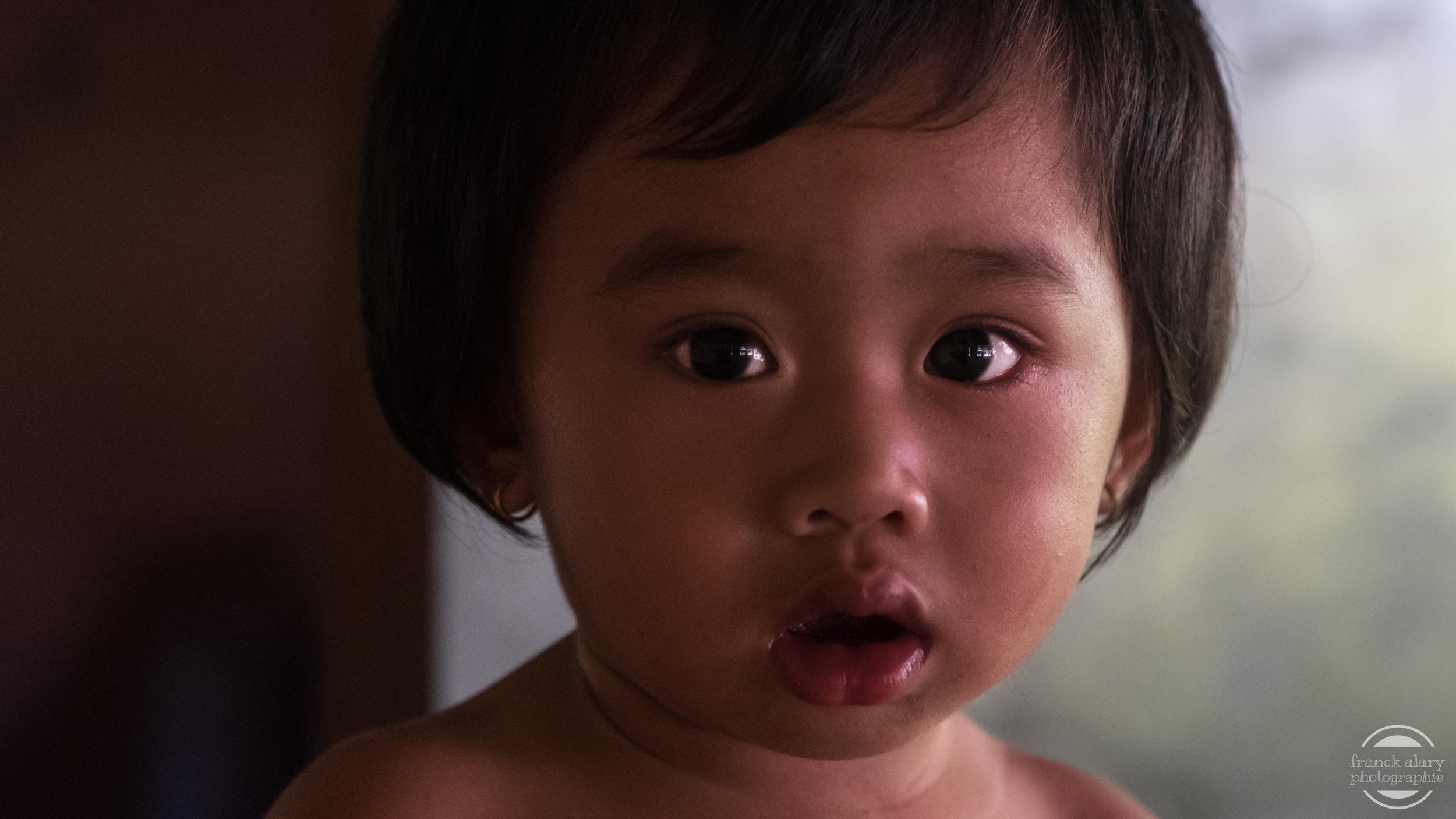   Les enfants au Laos   Plus de la moitié des Laotiens vit en dessous du seuil de pauvreté et 36 % de la population à moins de 14 ans. Le taux de mortalité infantile est élevé&nbsp;à cause du manque d’hygiène, de personnel et de matériels sanitaires 