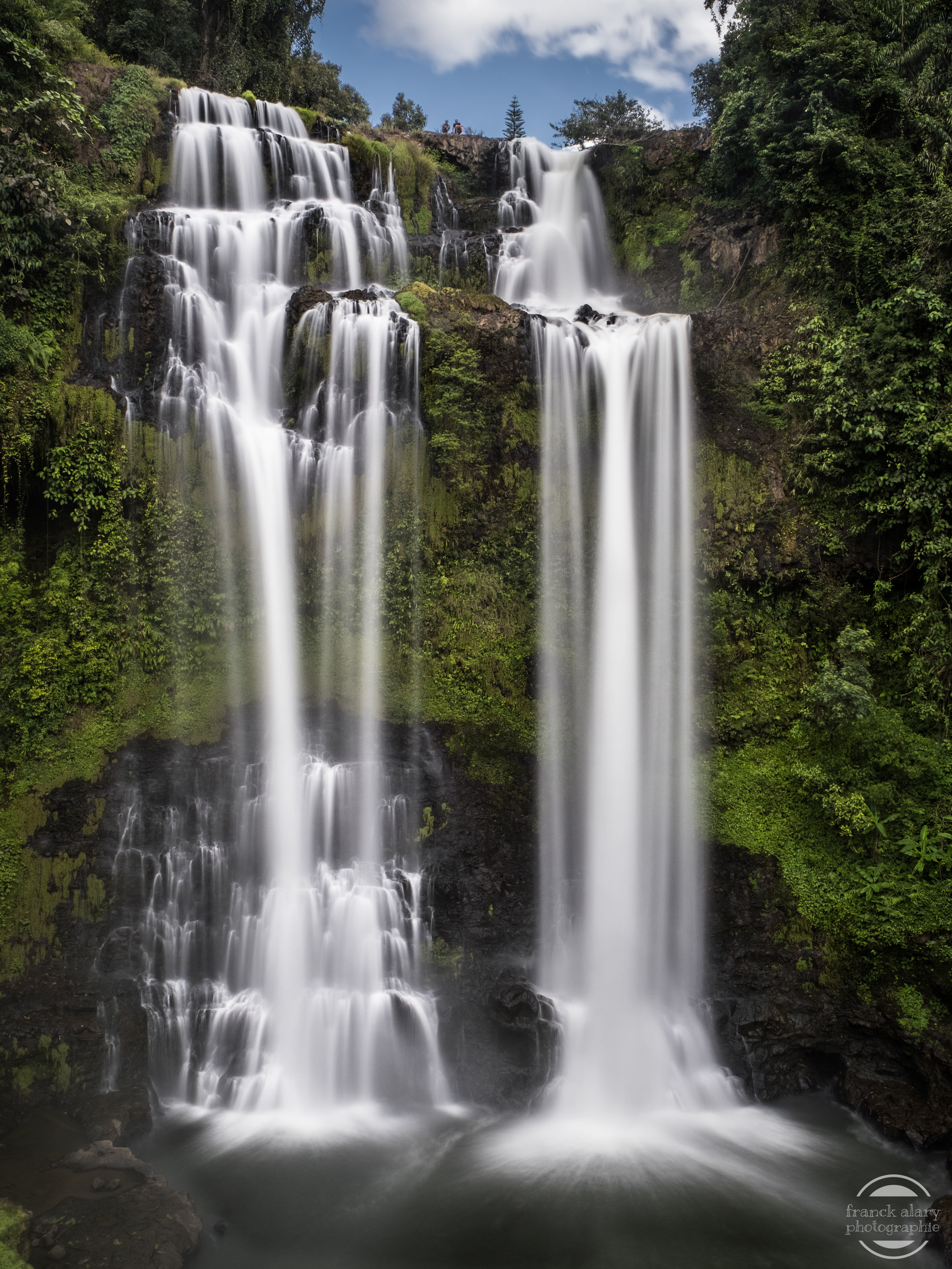   Cascades jumelles de Tad Yuang    Situées sur le plateau des Bolovens la cascade de Tad Yuang est impressionnante avec ses deux chutes jumelles qui tombent de plus de 40 mètres dans la jungle luxuriante. Elle est accessible grâce au travail de volo