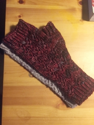here's the difference between an XS/S (red) and S/M (lavender). going up to a size 7 needle will make your XS/S more S and your M more M/L.