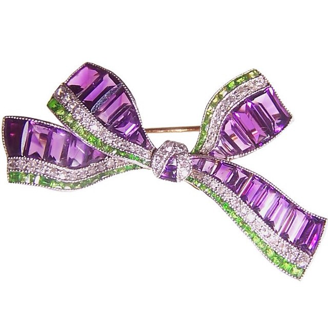  Unknown artist circa 1905 Suffrage colored bow featuring: amethyst,&nbsp;diamond and, demantoid garnets in a platinum. 