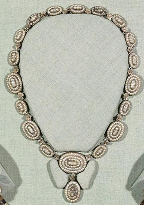 The seed pearl necklace