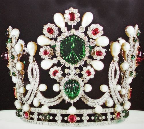  The Empress Farah's crown is white gold and green velvet covered with diamonds, pearls, emeralds, rubies, and spinels. 