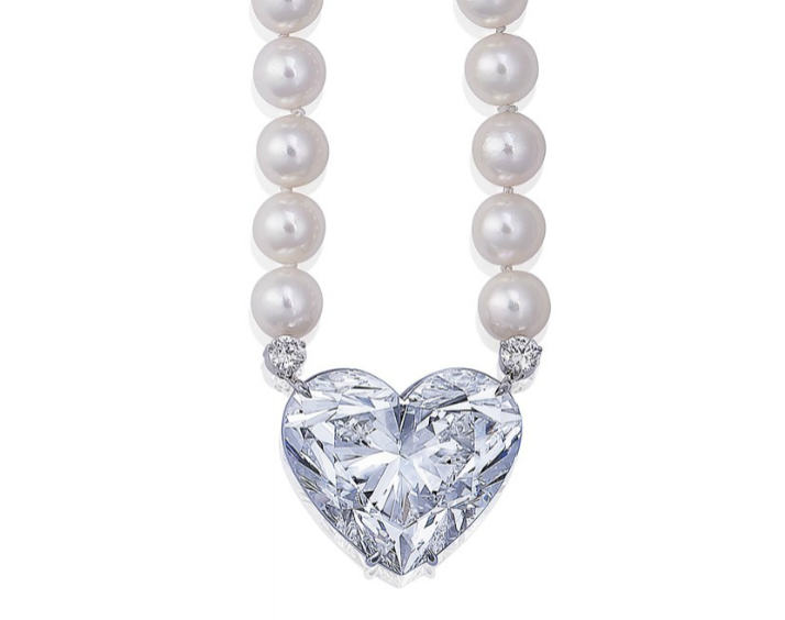  LA LÉGENDE A diamond and cultured pearl sautoir necklace by Boehmer et Bassage Set with a heart-shaped diamond, weighing approximately 92.15 carats.&nbsp; 