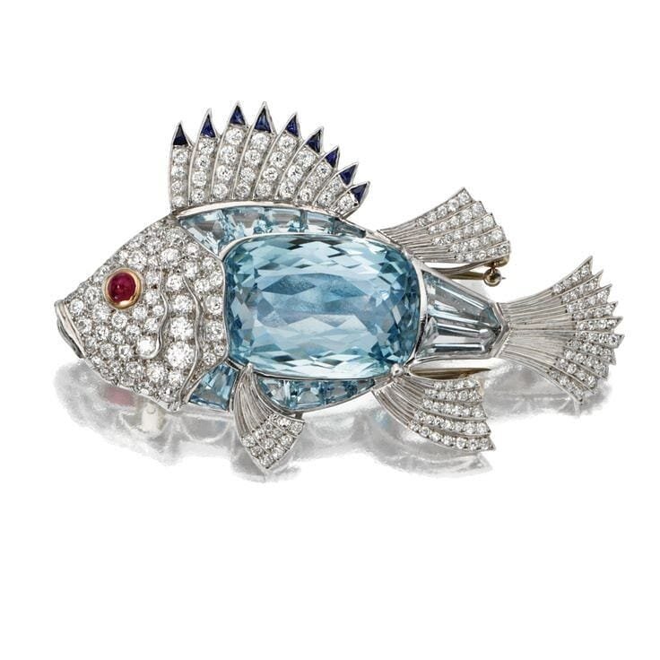 Fish are often used as symbols of abundance and plenty. 🐟
Aquamarine and diamond fish brooch with sapphires and a cabochon ruby set in platinum.
Sold by Sotheby's in 2007.
Happy Lunar New Year to those celebrating!