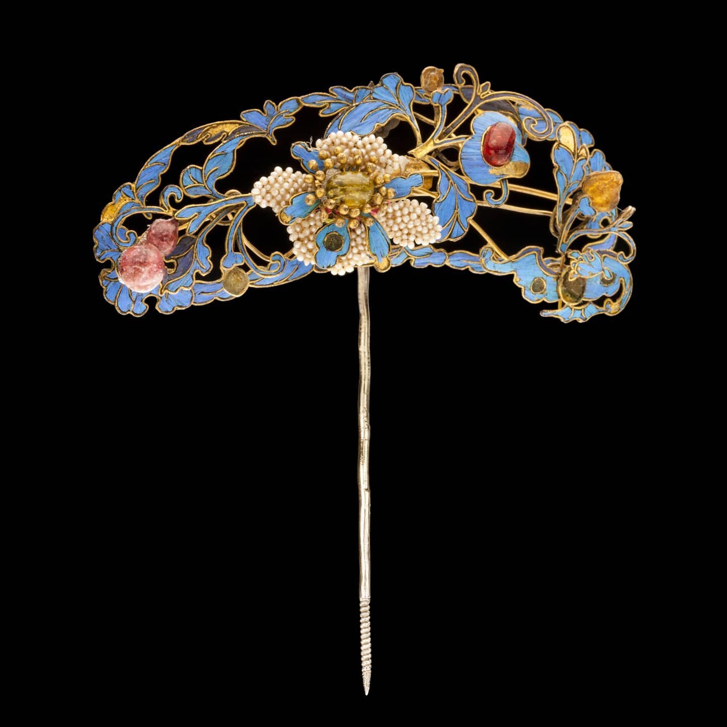 Kingfisher feathers with their  iridescent ultramarine to turquoise-blue hues featured in Chinese ornaments as early as the Han dynasty (206 BCE-220 CE). Kingfisher feather jewelry and ornaments were highly valued and were a way to display the wearer