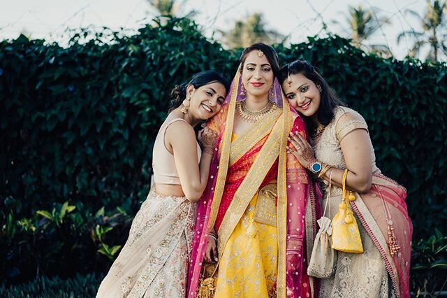 Devika aur kuch Dost. You honestly don&rsquo;t need too many friends, when you have those two special ones. 
#weddingsutra #thewedpost #weddingbrigade #dirtybootsandmessyhair #yourockphotographers #indiaearl #radstoryteller #shashankissarphotography