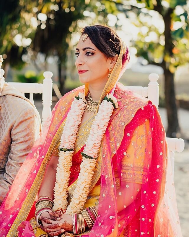 Devika is one of those very few brides who never wanted any posed shot from the wedding day, she said I am not made for this, I guess she is wrong in many ways. Take a look for your self Devika, imagine what if you posed.....
#weddingsutra #wedmegood