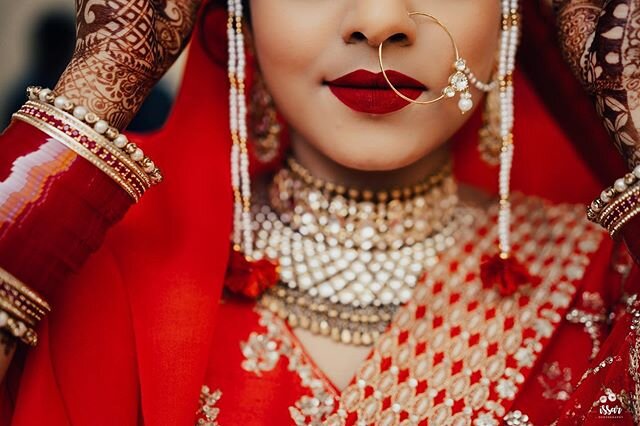 Shivi looking so composed and confident before walking down the aisle. 
#weddingday #weddingsutra #zowed #wedpost #bride #dırtybootsandmessyhaır #radstorytellers #yourockphotographers #gq #brideofindia #shashankissarphotography