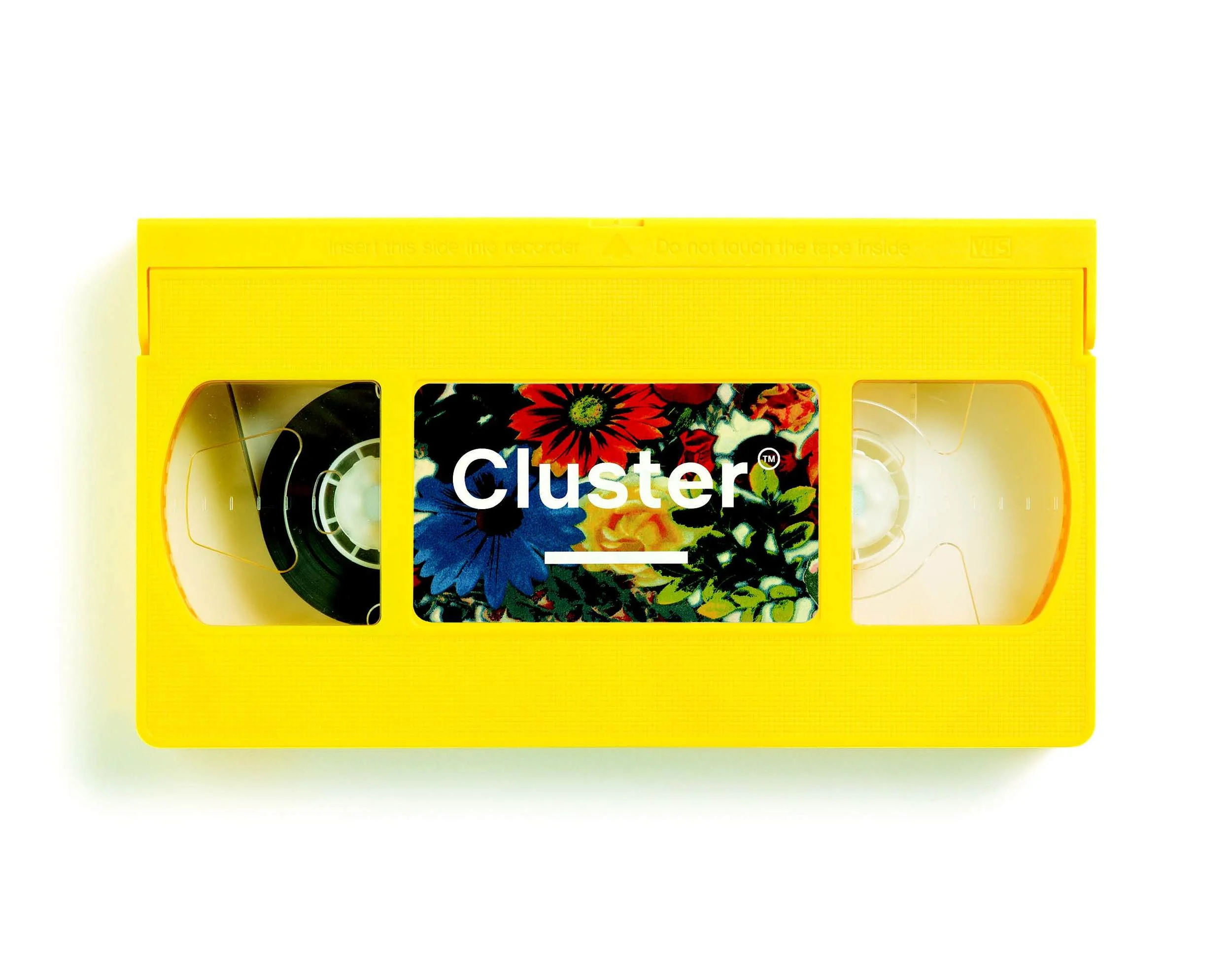 CLUSTER, DE KAI NEVILLE : UN RETOUR À LA VIDÉO À L'ANCIENNE ?