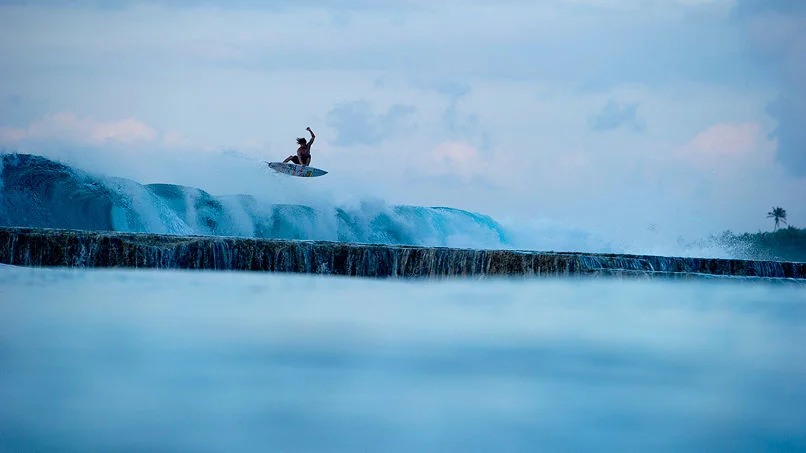 DYLAN GRAVES ET LOS ZAPATOS SONT EN MISSION POUR LA JEUNESSE