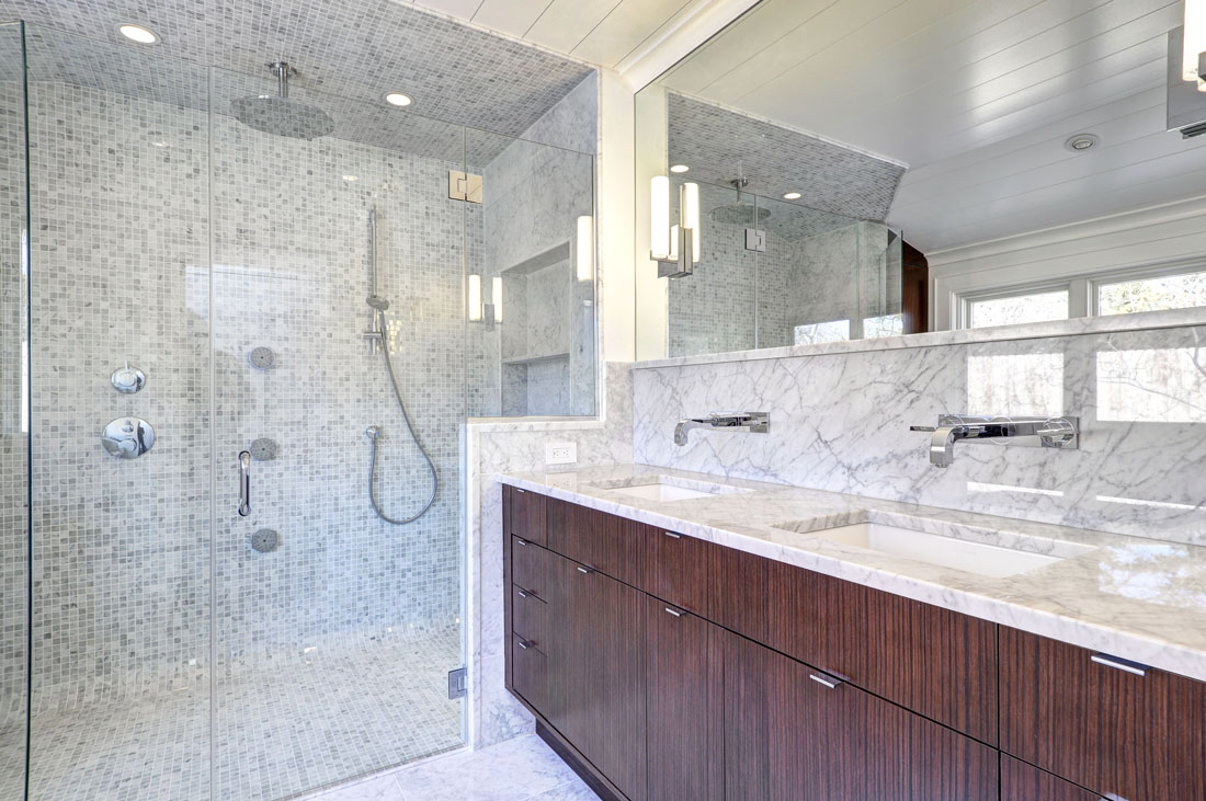 27 Pine Way bath2.jpg