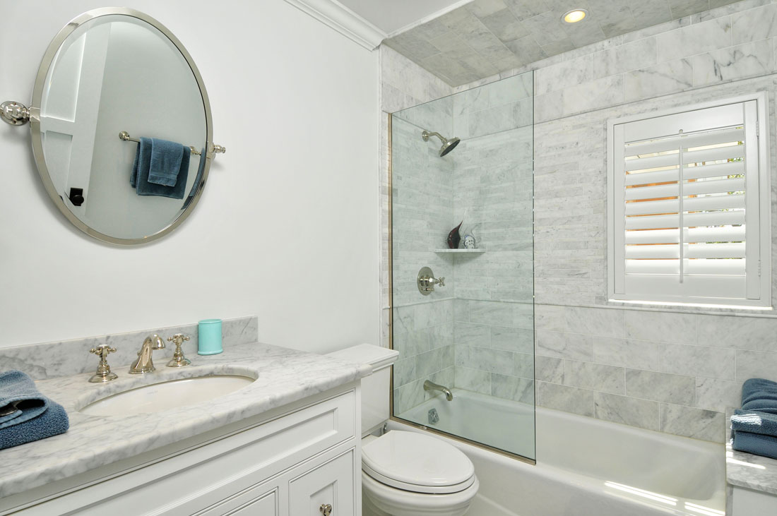 72 Surf Drive bath.jpg