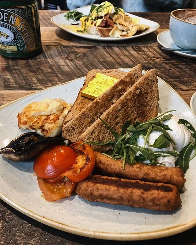 Goooood morning and happy Saturday! What I&rsquo;d give to have this breakfast again from @oliveandbean 😋 i think I&rsquo;m going to have to trawl through my freezer to find some hash browns and make do with them instead as some form of brunch subst