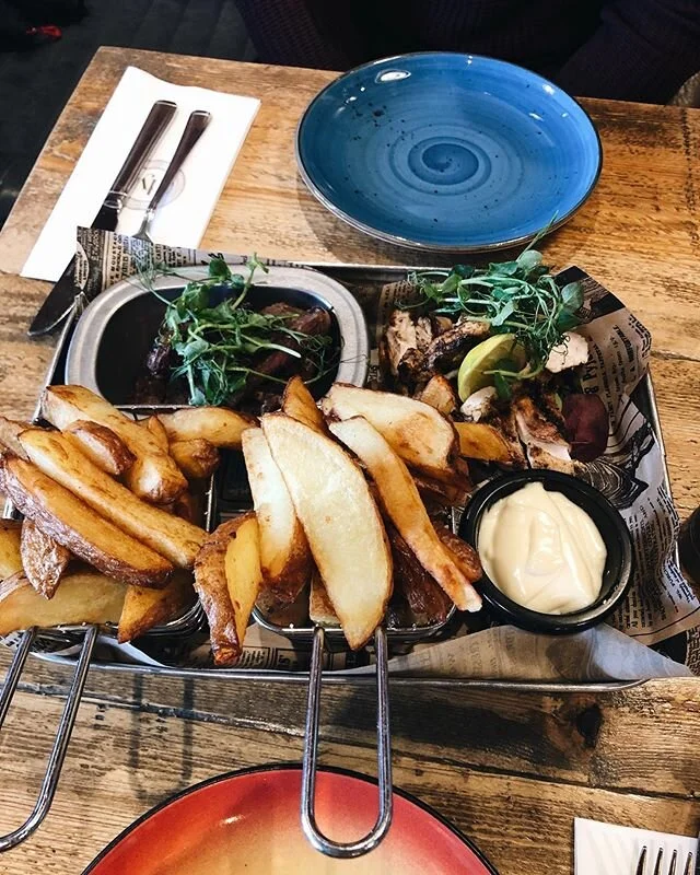 Jerk rubbed chicken, steak and thrice cooked chips sharing platter. One of my last meals out pre lockdown from @dodginsyard on the fish quay 😍