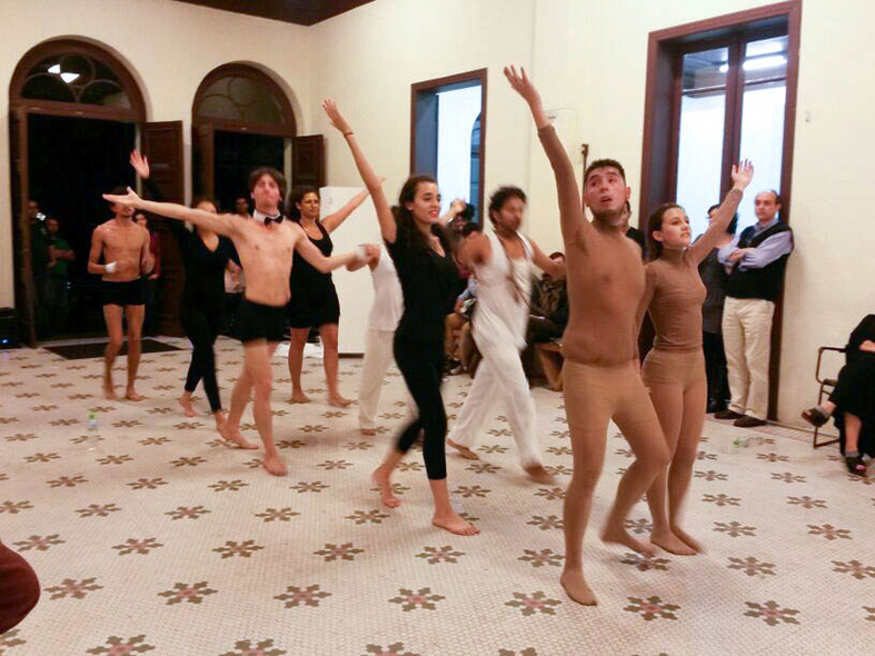 RE-FRONT COMISSION STILL Re-formance piece for 10 to 15 people. Minimum dura - tion 65 minutes, maximum of 85 minutes. 2014
