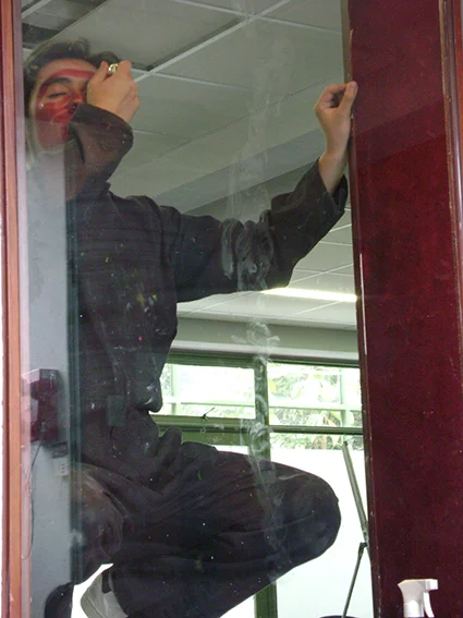 DAY II On the second day Monroy clean the vitrine and cover himself on lipstick, afterwards he leave an imprint of his whole body on the glass.