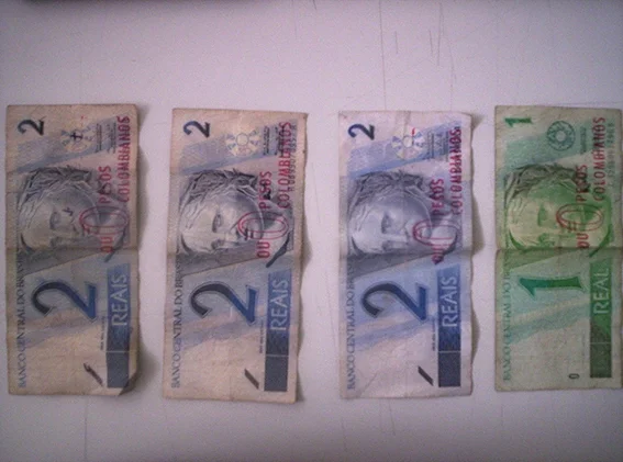 COSMO-FARINHAS OR 0 COLOMBIAN PESOS OITICICA & MEIRELES GOES TIPO COLÔMBIA Performance Duration 20 minutes 2006
0
0
1
54
308
wkc
2
1
361
14.0
Normal
0
false
false
false
EN-US
JA
X-NONE
/* Style Definitions */
table.MsoNormalTable
{mso-style-name:"Table Normal";
mso-tstyle-rowband-size:0;
mso-tstyle-colband-size:0;
mso-style-noshow:yes;
mso-style-priority:99;
mso-style-parent:"";
mso-padding-alt:0cm 5.4pt 0cm 5.4pt;
mso-para-margin:0cm;
mso-para-margin-bottom:.0001pt;
mso-pagination:widow-orphan;
font-size:10.0pt;
font-family:Cambria;}
In Portuguese the slang word for cocaine is farinha , this word it also means in Portuguese and Spanish flour. Based on the coincidence Monroy decided to I asked each spectator to lend him Brazilian bill currency where He stamped the text “ …or 0 Colombian pesos ” appropriating Cildo Meireles' Zero Dollars piece. After stamping the bills, roll and putting them in a silver plate, Monroy's drawer with flour a picture of Farina, a Colombian Reggaeton singer, resembling Helio Oticica's Cosmo Cocas were done . Finally Monroy gave back the bills inviteing the public to sniff the best quality Colombian farinha. 