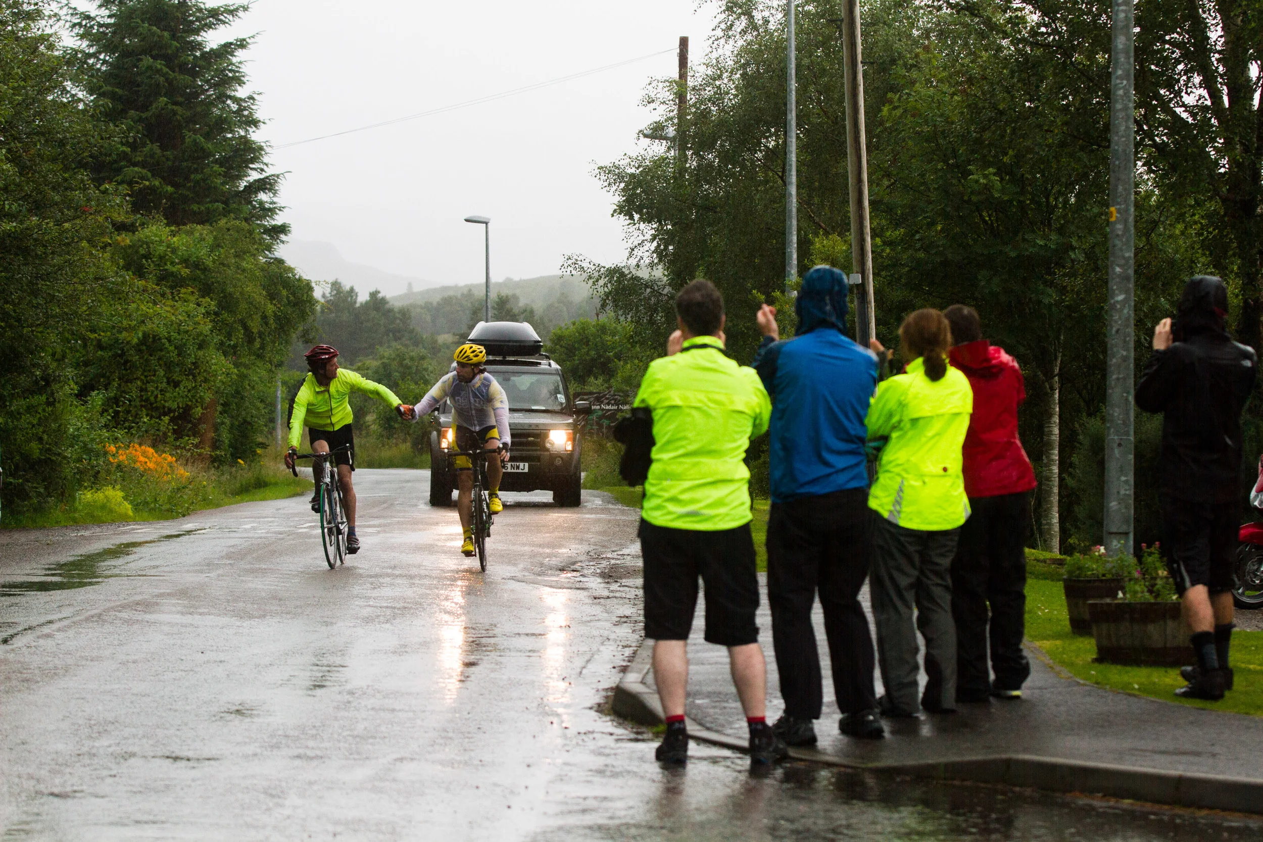 Alex left Mark at Kinlochewe, great to see the support from him and the crowd