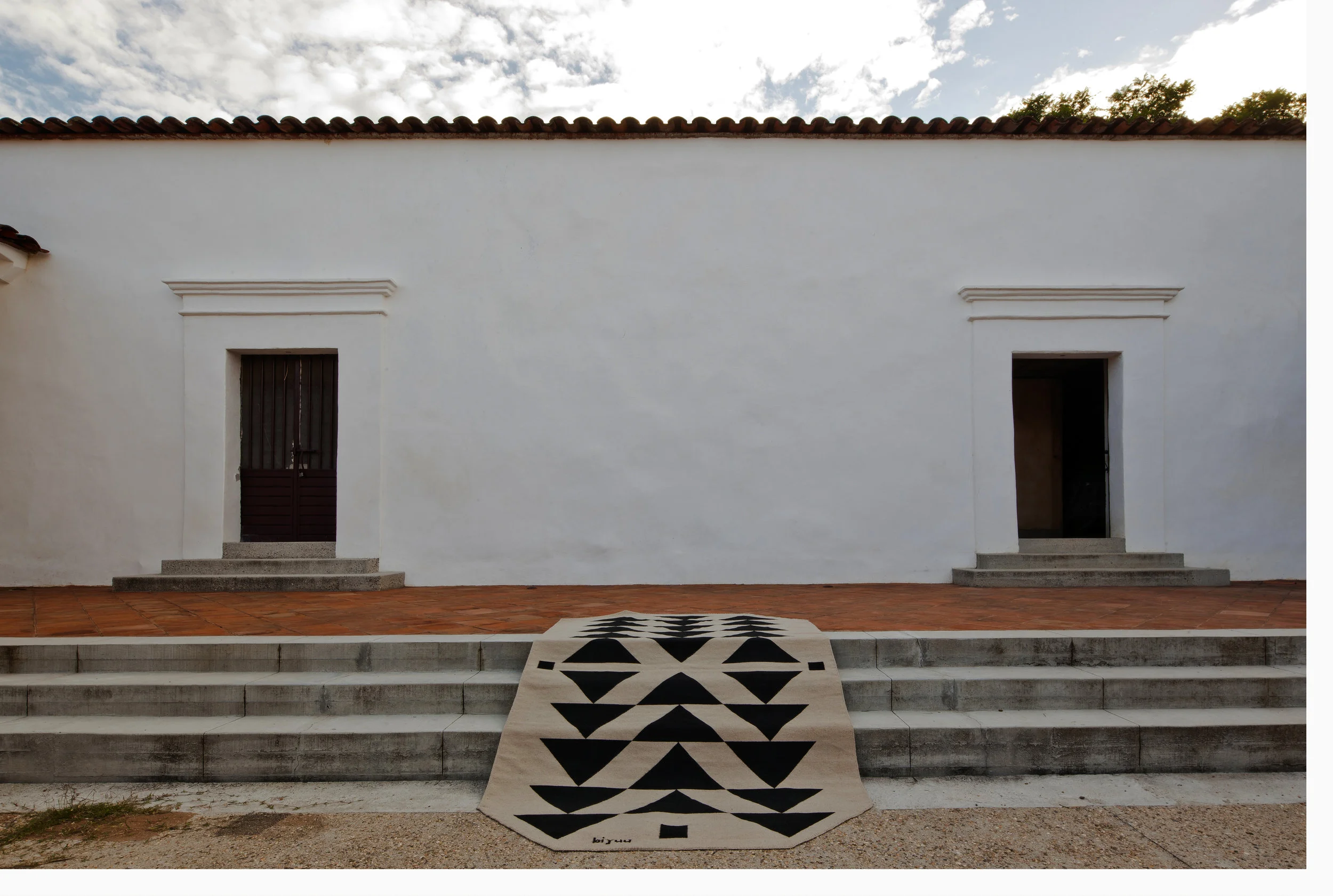 Elaboramos tapetes que promueven el trabajo colaborativo y la sustentabilidad mediante el diseño. En Bi Yuu respetamos los usos y costumbres locales porque entendemos y valoramos el tiempo que conlleva producir algo hecho a mano. Los procesos son tan importantes para nosotros como el producto final. Generar vínculos a largo plazo con los artesanos de Teotitlán del Valle también es fundamental para nosotros, así como con organizaciones con quienes colaboramos y constituyen parte de nuestro equipo, por eso buscamos cultivar una relación significativa con ellos, basada en el intercambio de conocimientos con nuestro estudio de diseño en la Ciudad de México. Somos un equipo creativo interdisciplinario e innovador que con el apoyo de alianzas estratégicas trabaja horizontalmente y en diálogo constante.