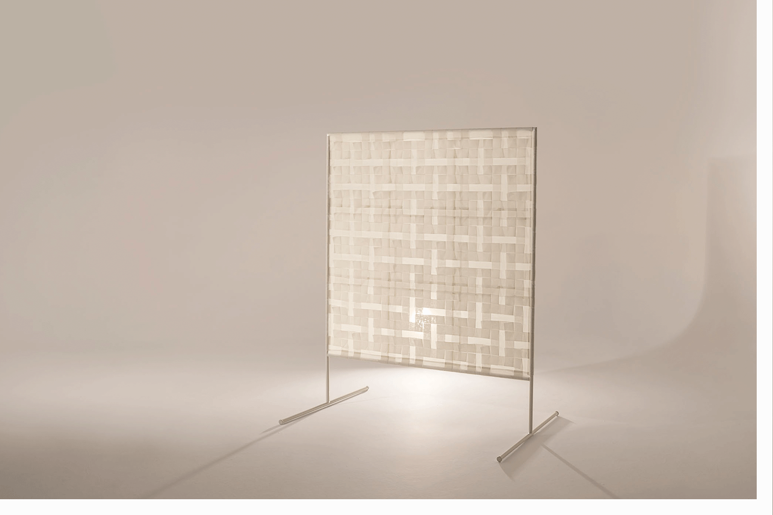 Tras una obsesiva búsqueda por manipular al textil, Para Espacio, reinterpreta la técnica de plisado para alta costura del savoir faire francés, y técnica de Origami Japonés, en busca de ornamentar y recoger el ambiente mediante la pureza del textil. Creando una atmósfera intima, lúdica y etérea, paralela al mundo cotidiano por medio de texturas, luz y color. Es un espacio para sugerir intimidad. El proceso a resultado una fusión de altas y bajas tecnologias, en la busqueda de generar tridimensionalidad a través del textil, y el descubrir de nuevas tonalidades del color blanco, creadas mediante el diálogo de los pliegues de la tela con la luz y el matiz de sus sombras. La primer colección se integra por tres patrones textiles, los cuales pueden ser manipulados a conveniencia del espacio y necesidades de la iluminación. Ésta primer serie, propone el empleo de las telas sobre estructuras metálicas, que fungen como bastidores que ayudan a dar vuelo a las telas, o estructurar su caída como una alternativa de uso para divisores de espacio.