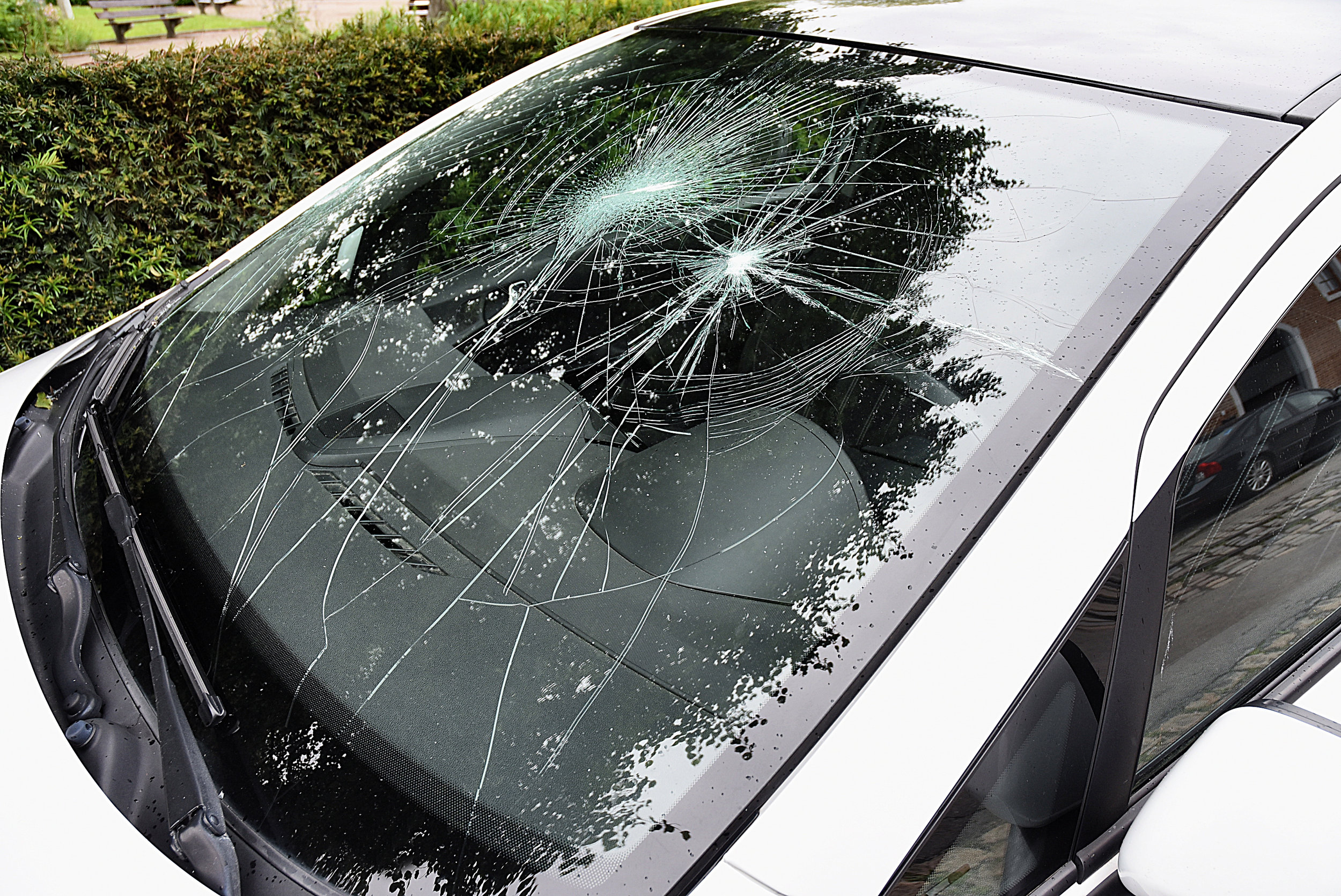 Разбиты окна машин. Разбито лобовое стекло. Разбитое автомобильное стекло. Лобовое стекло автомобиля. Стекла машины.