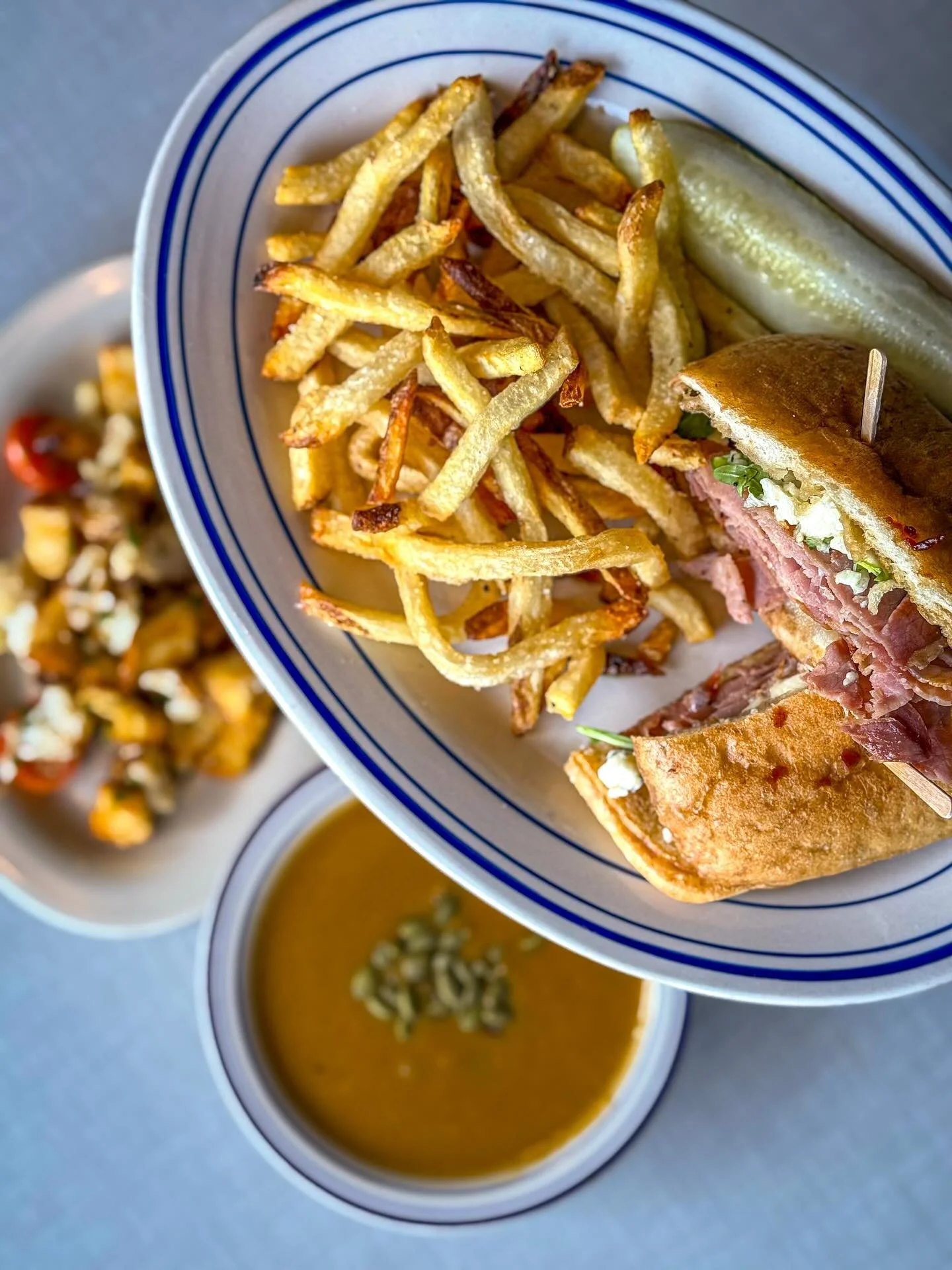 SEPTEMBER
Even though it&rsquo;s half way over, we&rsquo;re still here for the crispness. Here&rsquo;s what&rsquo;s crunchin&rsquo; :

🥪 SANDWICH : Prosciutto &amp; Pear Panini
🥘 ENTR&Eacute;E : Herb Crusted Chicken
🌱 VEGAN : Summer Harvest Bowl
?