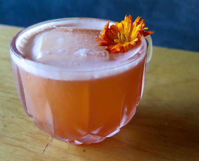 Rum Punch shaken with rum, cardamom, pineapple, lime, grapefruit topped an edible 🌸 pssst&hellip; Trivia Night is TONIGHT! Come on by and bring your game face #piesocietybar&nbsp;&nbsp;#trivianight #craftcocktail #rum #punch #drinkup #libations #let