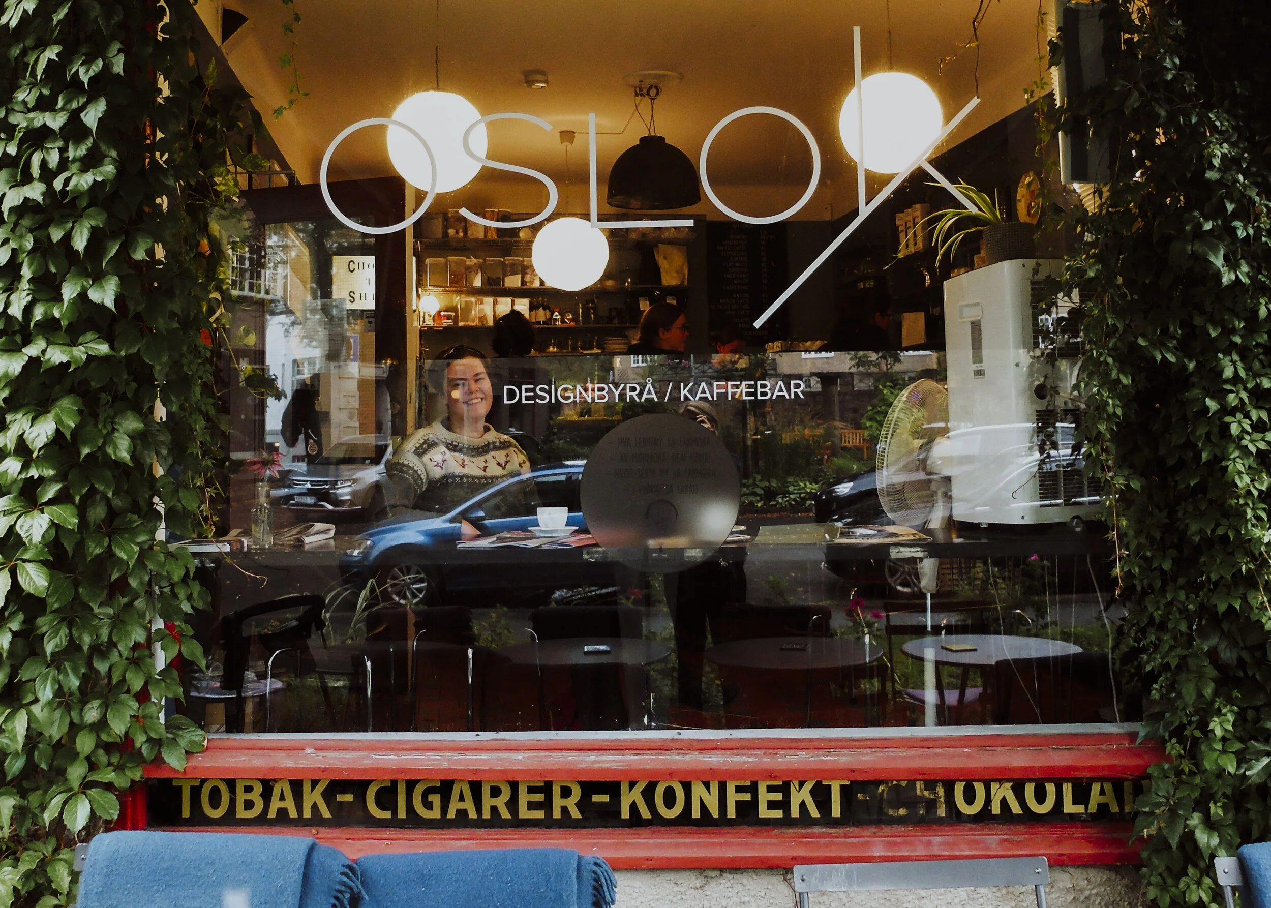 Gunnhild Skjold, leiar i Norsk Målungdom, innanfor kaféen Oslo K på Fagerborg.