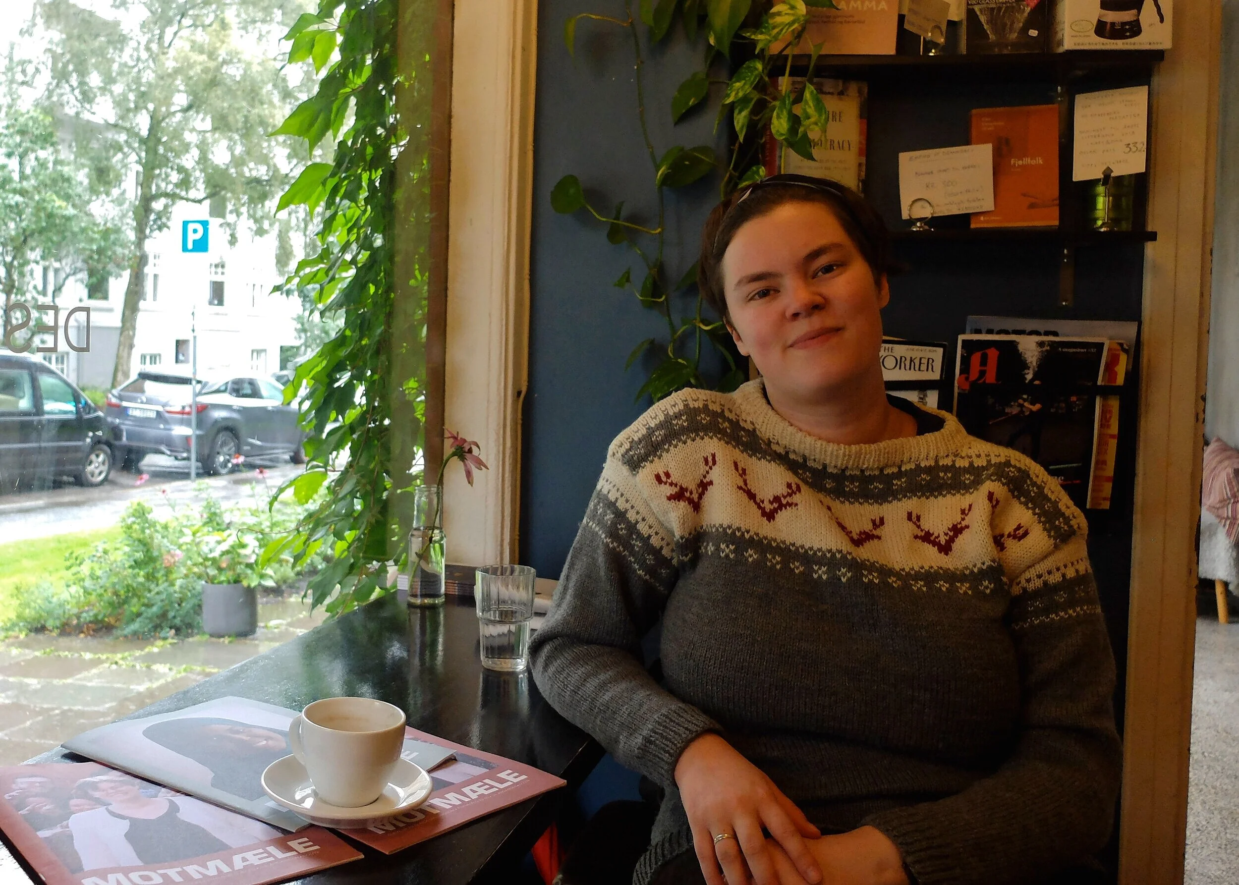 Inne frå kaféen.