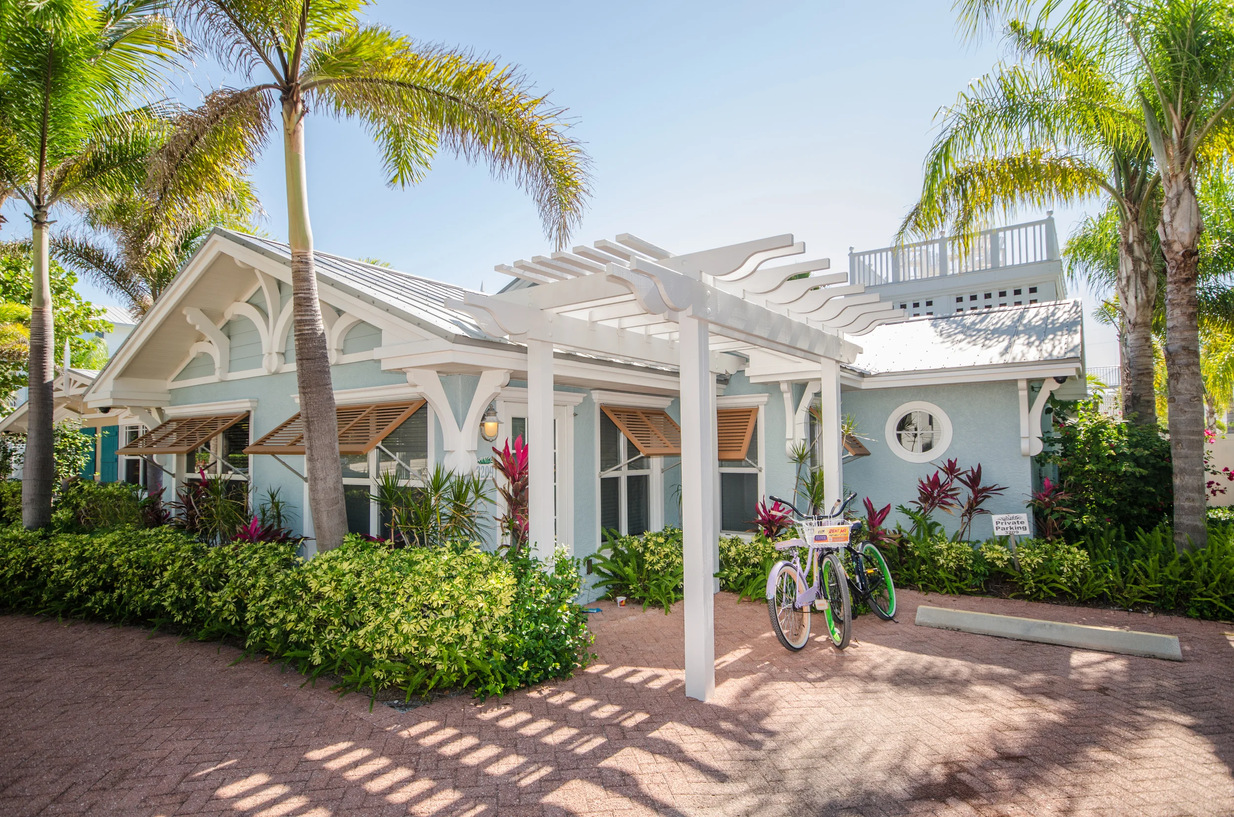 palmislandvillage-photoupdate-exterior3209-notrashcan.jpg
