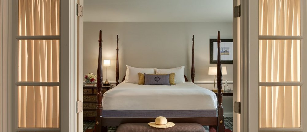 Bellevue-King-Suite-Bedroom-1000x430.jpeg