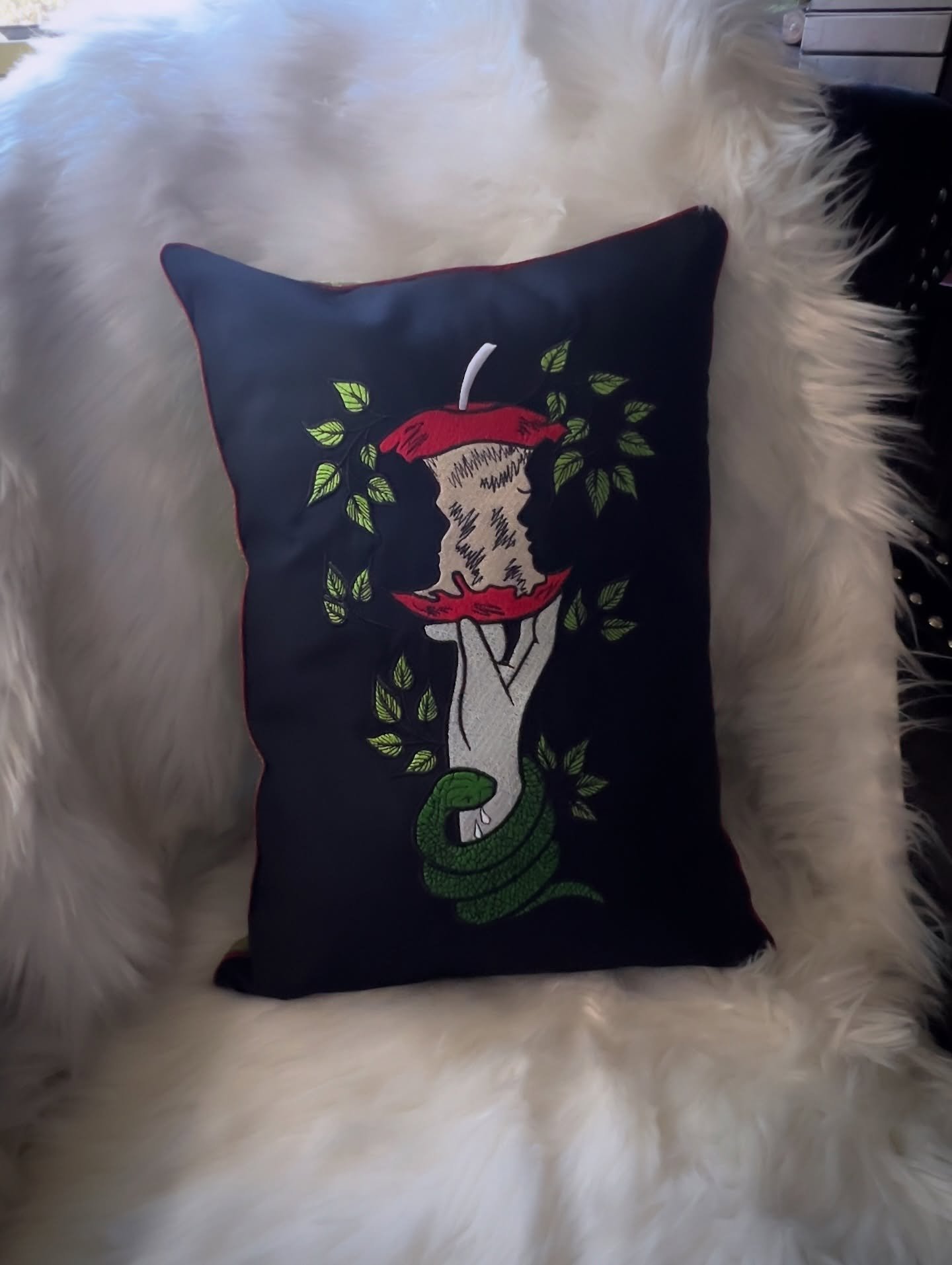 A whole year now since I&rsquo;ve designed and created this illustration/embroidery &hearts;️
I love it so much and I LOVE how this cushion came out!

I just listed a few on my site and for a deal, so pop on over if you&rsquo;re in the mood for a gor