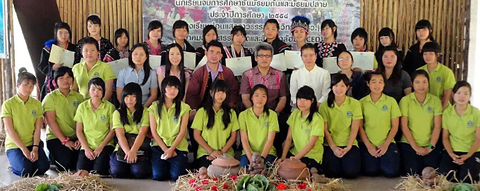 Students and staff of the Mon Saeng Dao ecological school