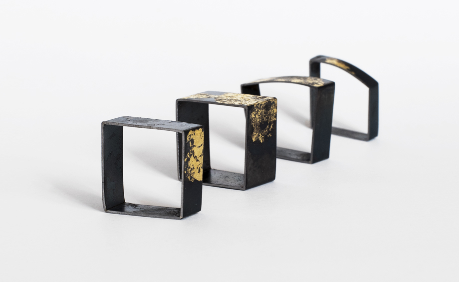 Rings in iron and gold exhibited at Fragments