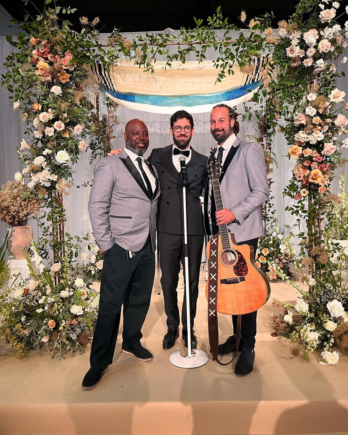 What better time to get married - to bring so much needed light 💡in the world. 

Mazal tov Greg and Rachel. 

Loved singing at your wedding in the republic of Canada 🍁🇨🇦

Pleasure to work with @ashleylindzon and @solepower 

Till next time&hellip