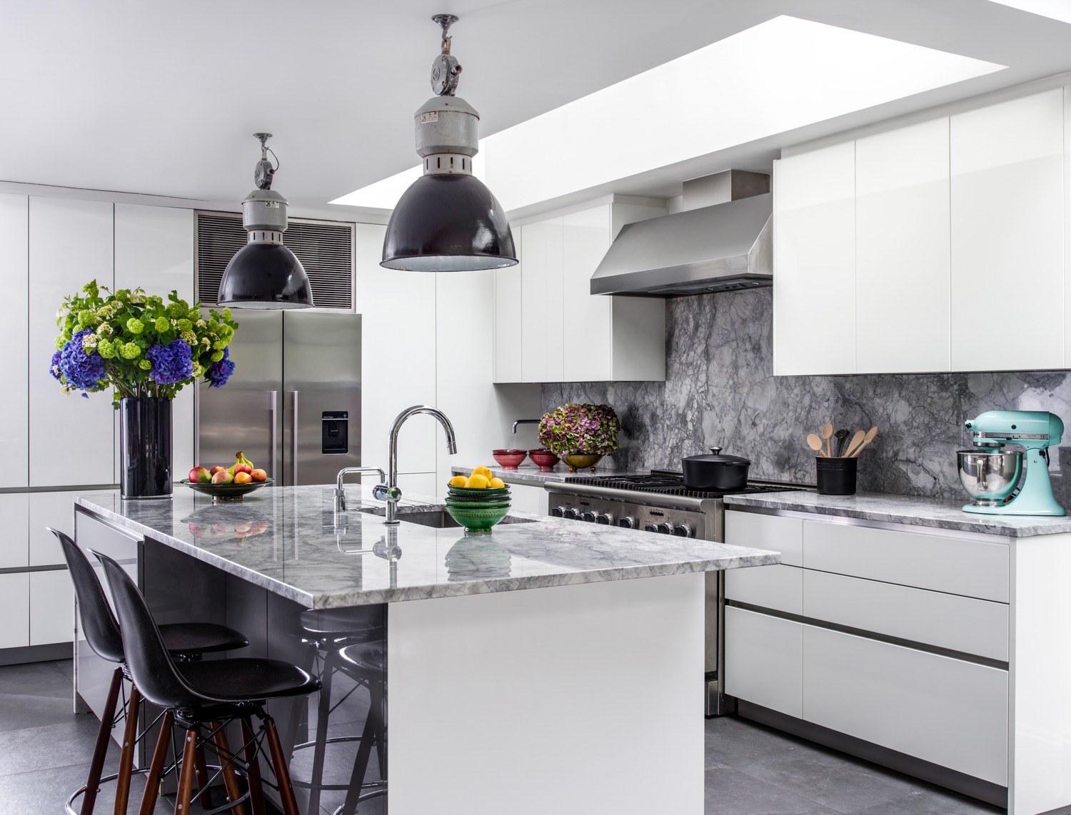 A North American style Kitchen with full size appliances and gloss lacquer cabinets.