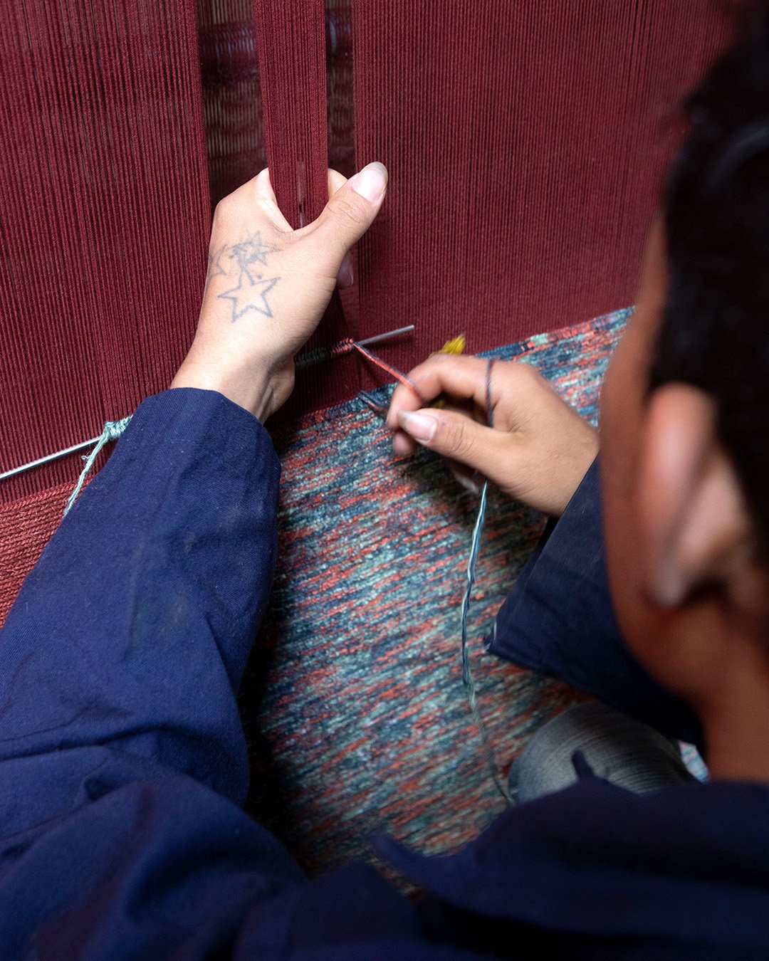 All our rugs are exclusively hand-knotted in Nepal. Our Tibetan manufacturer works very closely with Label Step, which is committed to fair trade in carpets.
Of course, all rugs from Reuber Henning are certified by Label Step
@labelstep 
pic @rene_