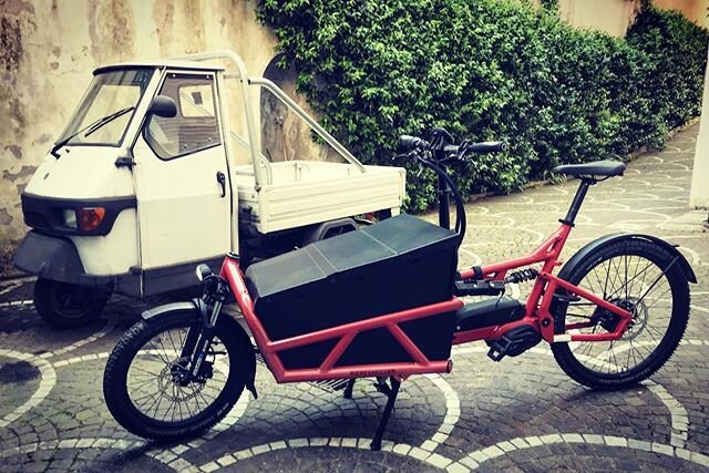 O tempora ..o Cargo!
.
Cicero vigilantes nobis est!
.
.
#habemuscargo #gaudiummagnum #cargobike #ecargobike #rieseundmüller #apepiaggio #urbanjungle #bicificio_dinamo_roma #boschebike #carbonbeltdrive #boschebikesystems #enviolo #rieseundmullerload 