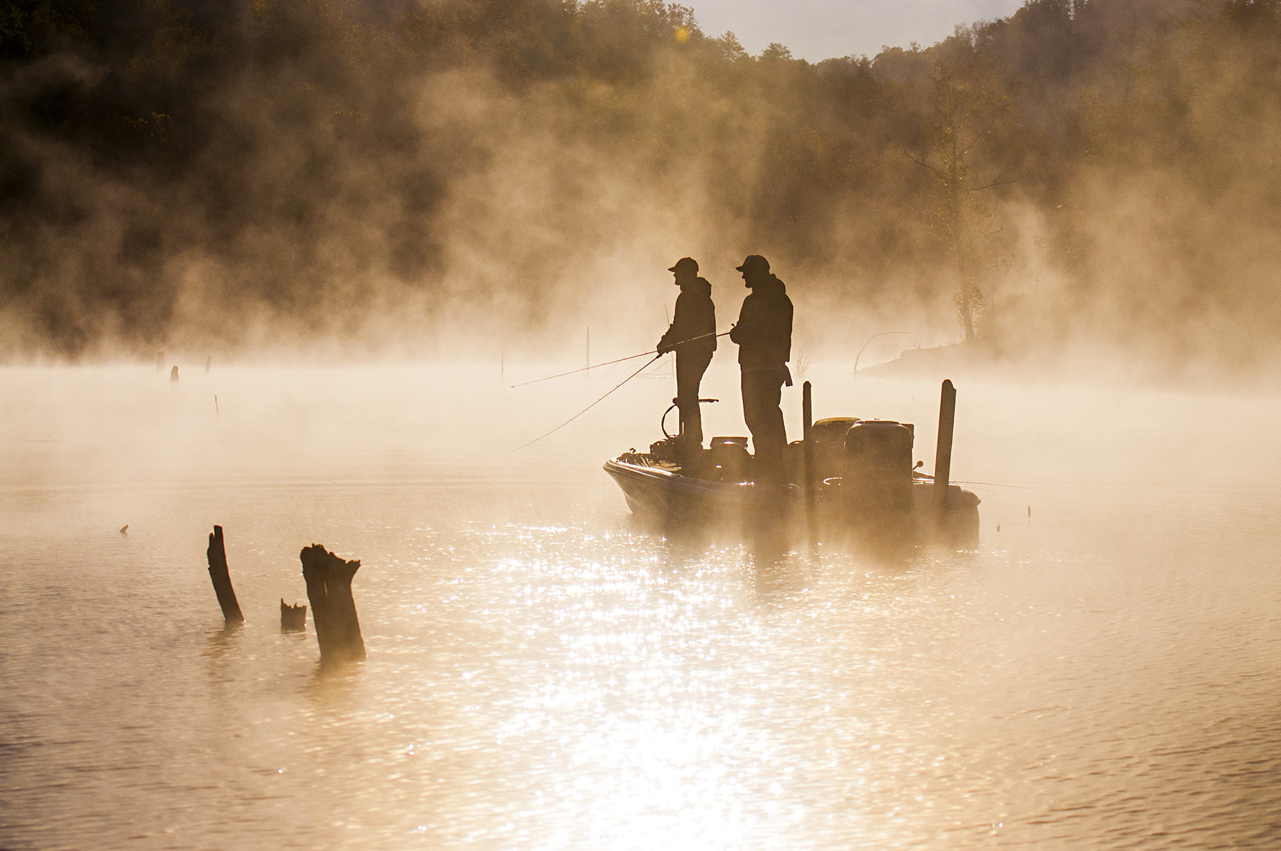 fog-early-morning-bass-fishing-lake-sweetwater-fishing-tv-television-show-jason-stemple