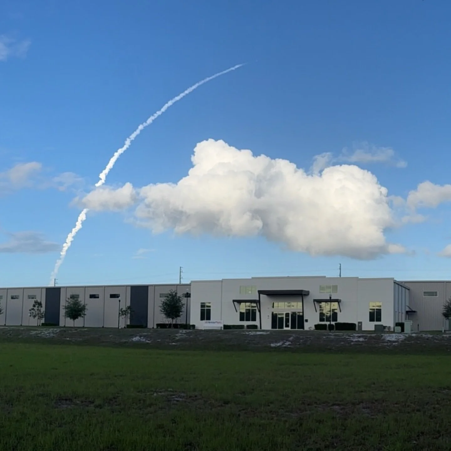 There is nothing more American than Artemis II over @ameratrail_boat_trailers 🇺🇸💯🚀 

#loadLAUNCHrelax #ameratrail #artemis