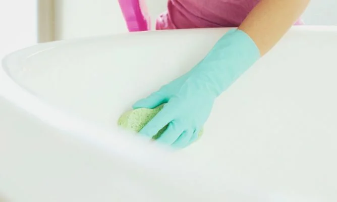 Limpiar cocinas o baños en cuatro pasos