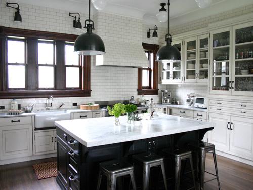 Nice mix of black and white. I like that the island is black and the rest of the cabinetry is white. Very refreshing.
