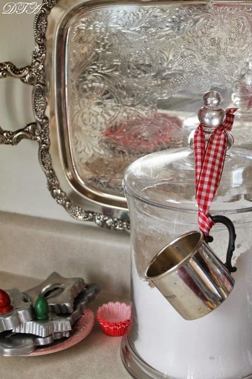 What a neat use of the everpresent silver baby cup! Used here as a scoop and measure. 