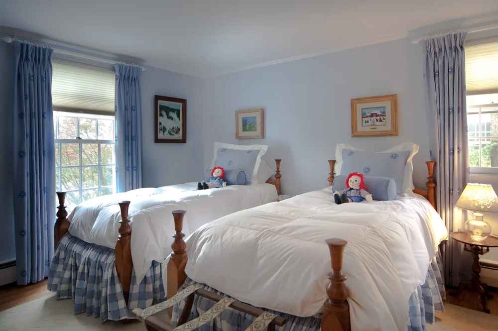 This is definitely a young girl's room. But, remove the Raggedy Ann dolls and it can work for a middle school or high school girl.