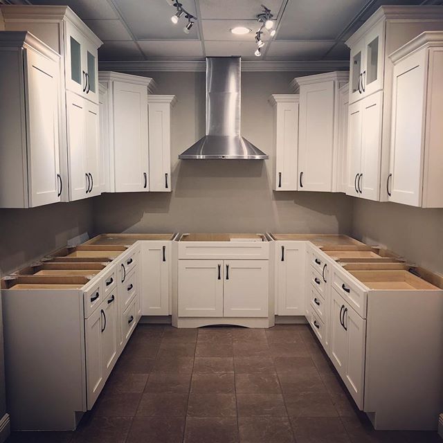 New kitchen vignette coming soon in our showroom. What kind of countertops would you pair with these white shaker cabinets? .
.
.
#buildingexcellence #kitchencabintery #cabinetryexperts #centralflorida #thevillagesfl #showroommodel #designerschoice #designerschoicecabinetry