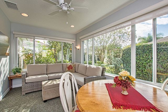 Breakfast takes just a little better with a view. 🥓🥞☕ See more photos of this Villages remodel on our FB page (link in bio). . .
#LanaiEnclosure #FloridaLiving #CheatTheHeat #FloridaRoom #centralFloridaRemodel #HomeOffice #BuildingExcellence