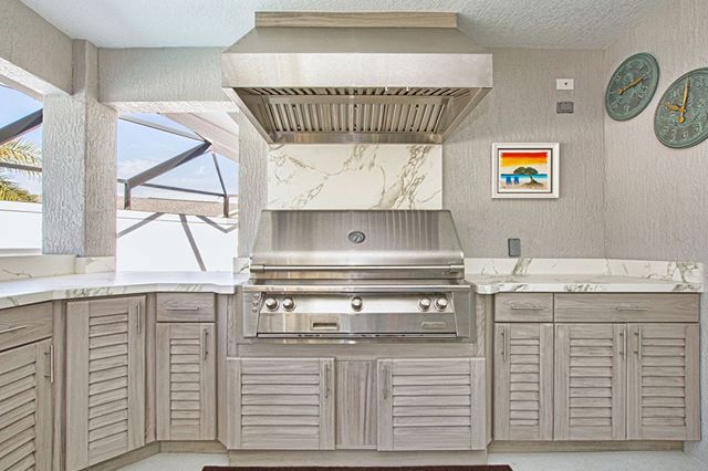 This white-hot summer kitchen could set July on fire! We hope you can get outdoors and enjoy the weekend (like this Central FL couple will certainly do ;) 😎
. 
Details: Weatherproof Weathered-Gray ResinKast cabinets (made in-house), Alfresco Grill, 